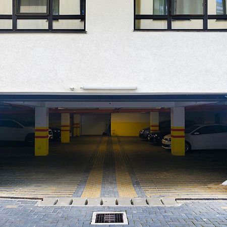 Dreamgarden Airport Apartment & Secure Parking & Airport Shuttle Iasi Exteriör bild