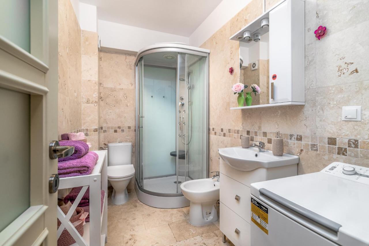 Dreamgarden Airport Apartment & Secure Parking & Airport Shuttle Iasi Exteriör bild