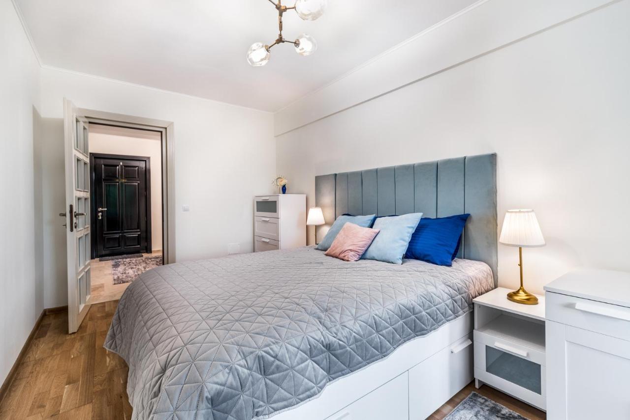 Dreamgarden Airport Apartment & Secure Parking & Airport Shuttle Iasi Exteriör bild