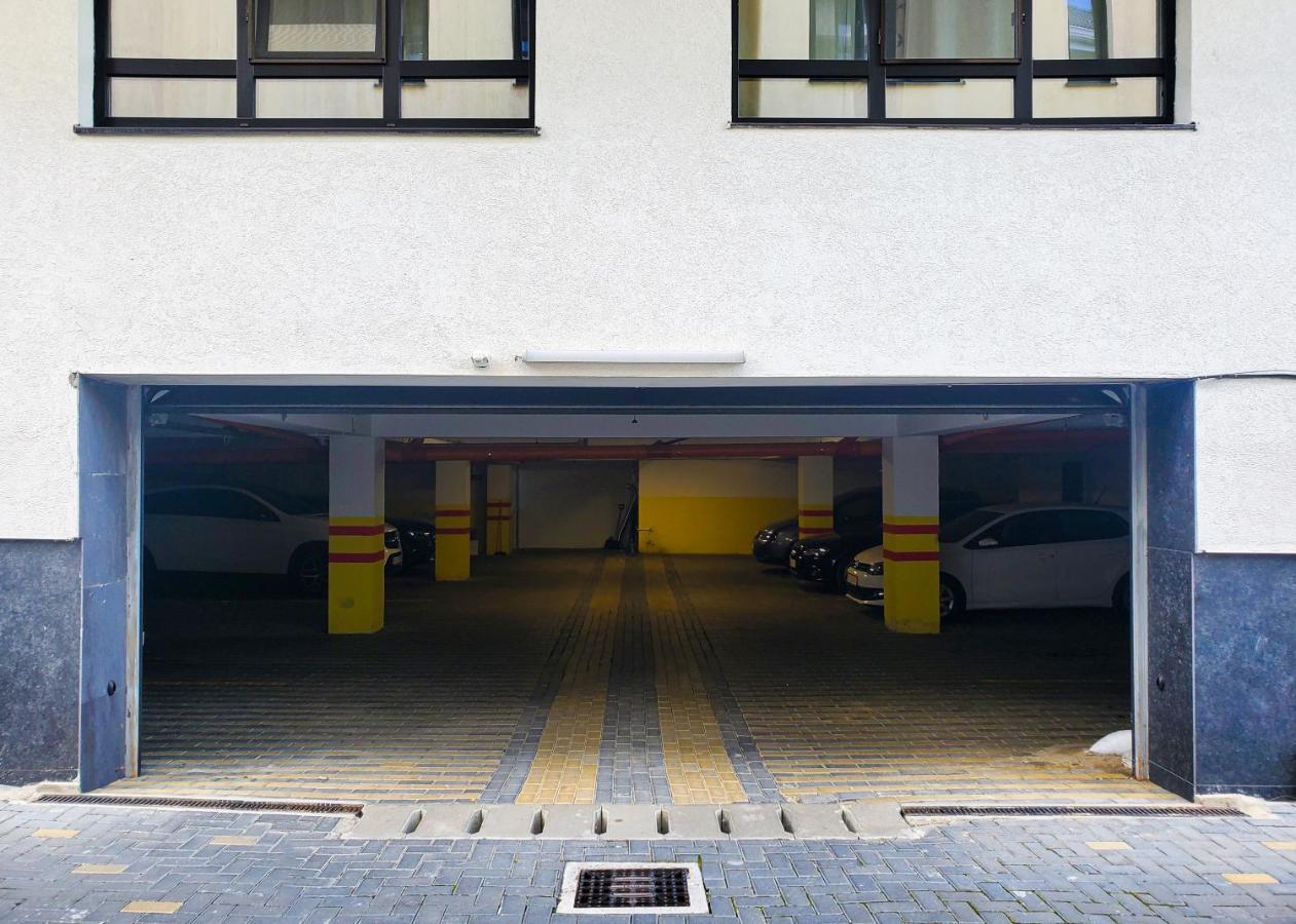 Dreamgarden Airport Apartment & Secure Parking & Airport Shuttle Iasi Exteriör bild